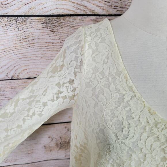 American Eagle Women's Ivory Lace Overlay V Neck Top Size Small - Picture 6 of 6